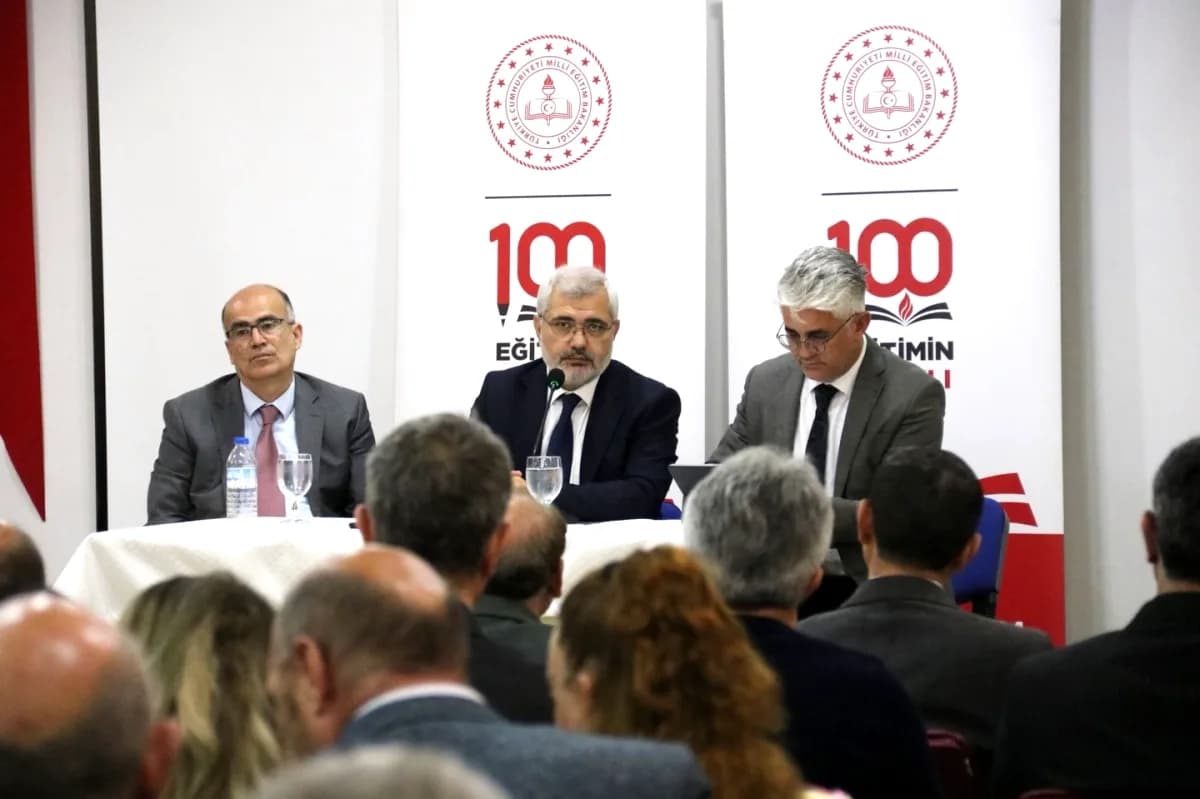 Yalova'da Mesleki Eğitim ve DYK Kursları İçin Kritik Toplantı Yapıldı Yalova'da Mesleki Eğitim ve DYK Kursları İçin Kritik Toplantı Yapıldı