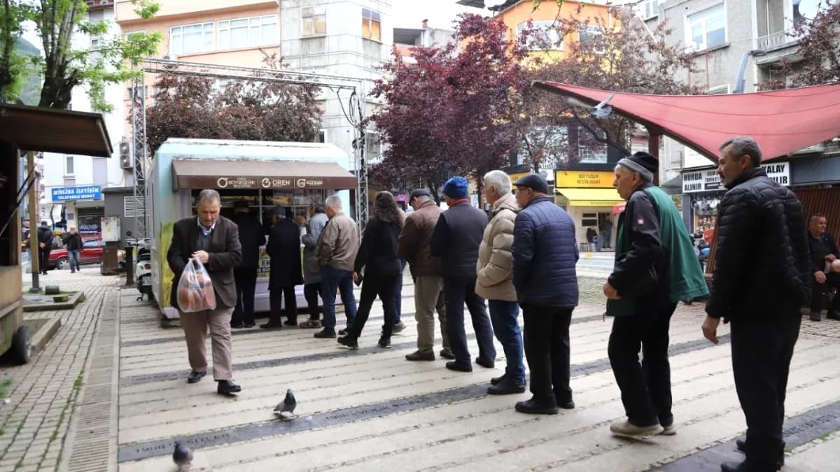 Ordu'da Halk Ekmek Büfelerine Yoğun İlgi: 8 TL'lik Ekmekle Tasarruf Var Ordu'da Halk Ekmek Büfelerine Yoğun İlgi: 8 TL'lik Ekmekle Tasarruf Var