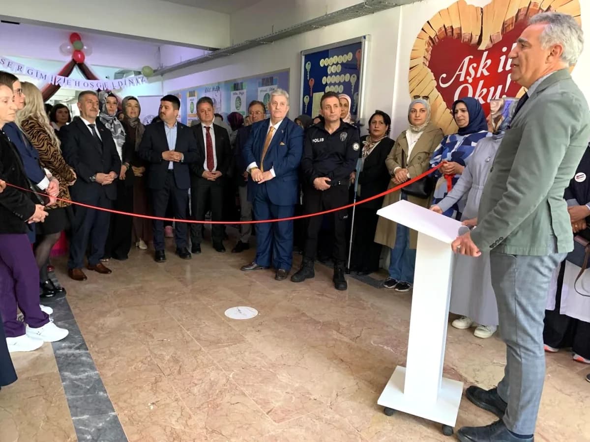 Tuzla'da Karma Sergi Coşkusu: Öğrenci Eserleri İlgi Odağı Oldu Tuzla'da Karma Sergi Coşkusu: Öğrenci Eserleri İlgi Odağı Oldu