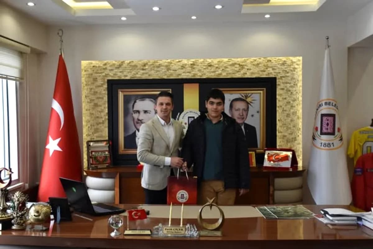 Dazkırı'da Yeşilay Resim Yarışmasında İl Birincisi Kaan Hozer Ağırlandı Dazkırı'da Yeşilay Resim Yarışmasında İl Birincisi Kaan Hozer Ağırlandı