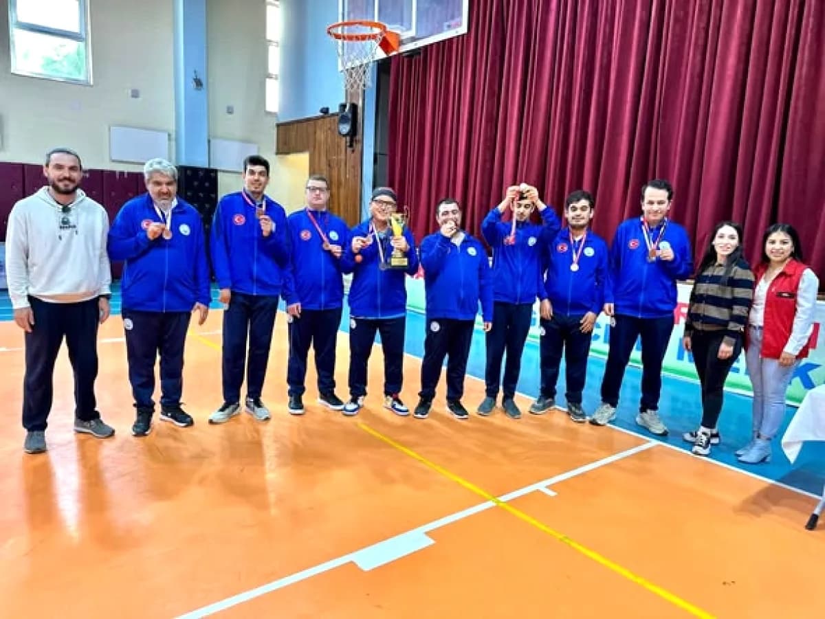 Adana'dan Basketbol Şampiyonası'nda İki Büyük Başarı Adana'dan Basketbol Şampiyonası'nda İki Büyük Başarı