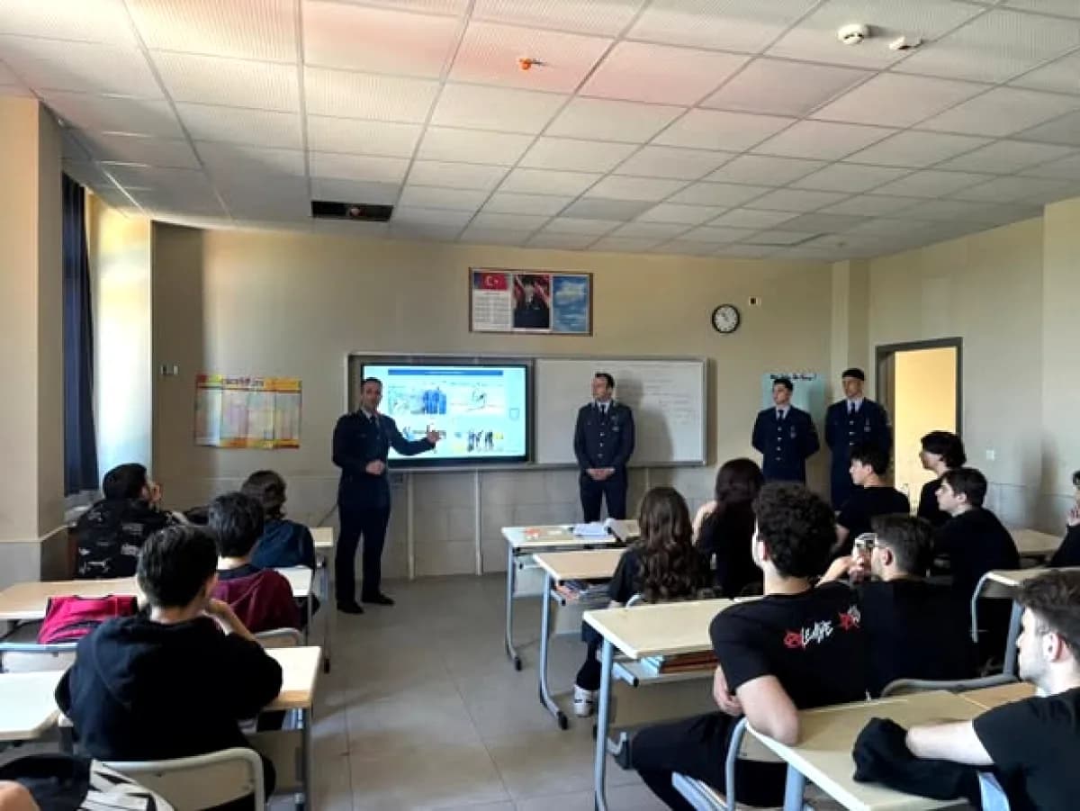 MSÜ İzmir'de Lise Öğrencilerine Askeri Kariyer Fırsatlarını Anlattı MSÜ İzmir'de Lise Öğrencilerine Askeri Kariyer Fırsatlarını Anlattı
