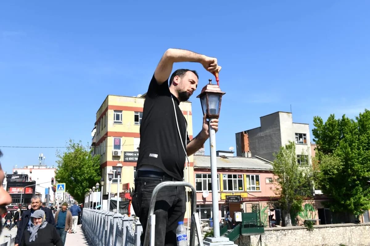 Mustafakemalpaşa'dan 'Köprü Lambası' Çağrısı: Anı İçin Sökmeyin Mustafakemalpaşa'dan 'Köprü Lambası' Çağrısı: Anı İçin Sökmeyin
