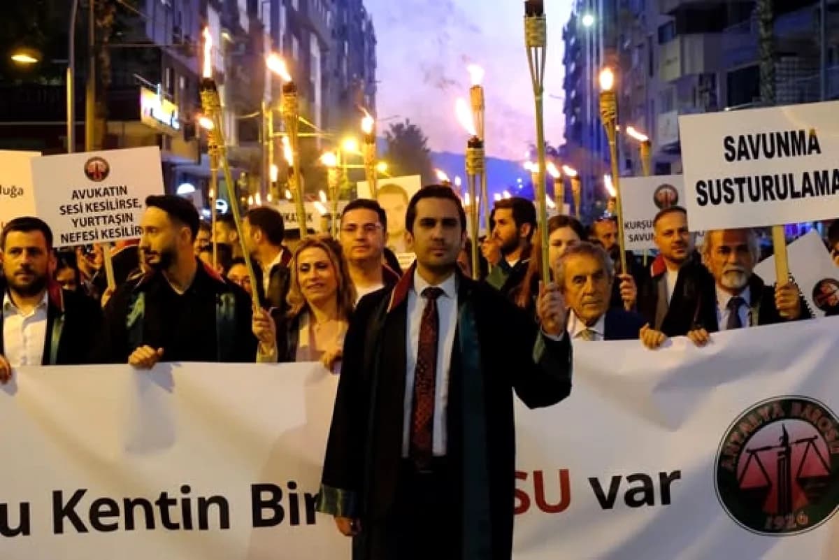 Antalya Barosu 100. Yıl Yürüyüşü'nde Cumhuriyet Değerlerine Sahip Çıktı Antalya Barosu 100. Yıl Yürüyüşü'nde Cumhuriyet Değerlerine Sahip Çıktı