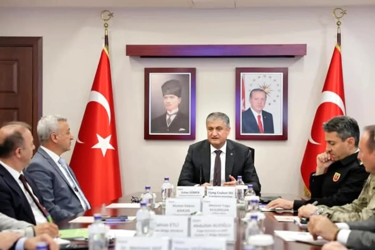 Adana'da Orman Yangınları Mücadele Toplantısı: Vali Yavuz'dan Uyarı Adana'da Orman Yangınları Mücadele Toplantısı: Vali Yavuz'dan Uyarı