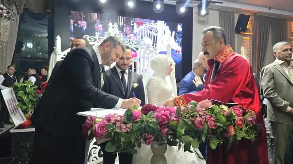 AK Parti Keçiören'de Genç Çiftin Düğününe Tam Kadro Katılım AK Parti Keçiören'de Genç Çiftin Düğününe Tam Kadro Katılım