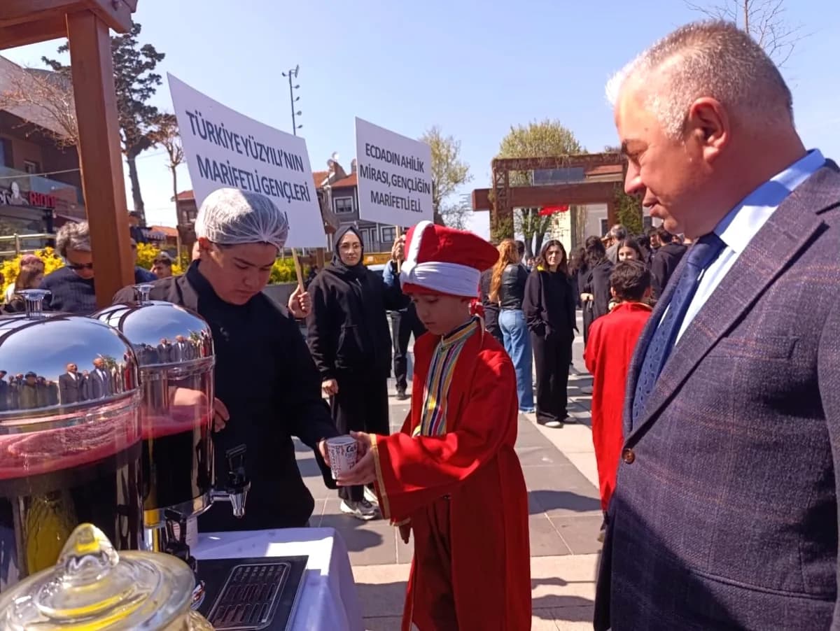 Şile'de Turizm Öğrencileri Vatandaşlara Şerbet İkram Etti Şile'de Turizm Öğrencileri Vatandaşlara Şerbet İkram Etti