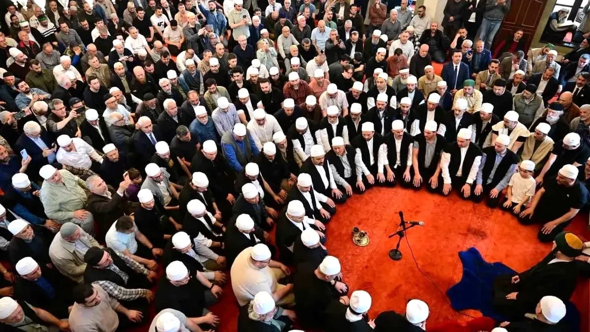 Bursa'da 600 Yıllık Erguvan Bayramı Geleneği Coşkuyla Kutlandı Bursa'da 600 Yıllık Erguvan Bayramı Geleneği Coşkuyla Kutlandı