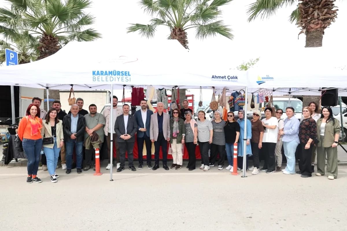 Karamürsel'de Kadın Emeği Cuma Pazarı'nda Hayat Buldu Karamürsel'de Kadın Emeği Cuma Pazarı'nda Hayat Buldu