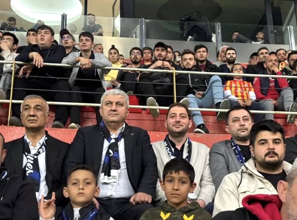 MHP Kayseri Teşkilatı, Erciyes 38 FK'nın Play-Off Maçında Tribünlerdeydi MHP Kayseri Teşkilatı, Erciyes 38 FK'nın Play-Off Maçında Tribünlerdeydi