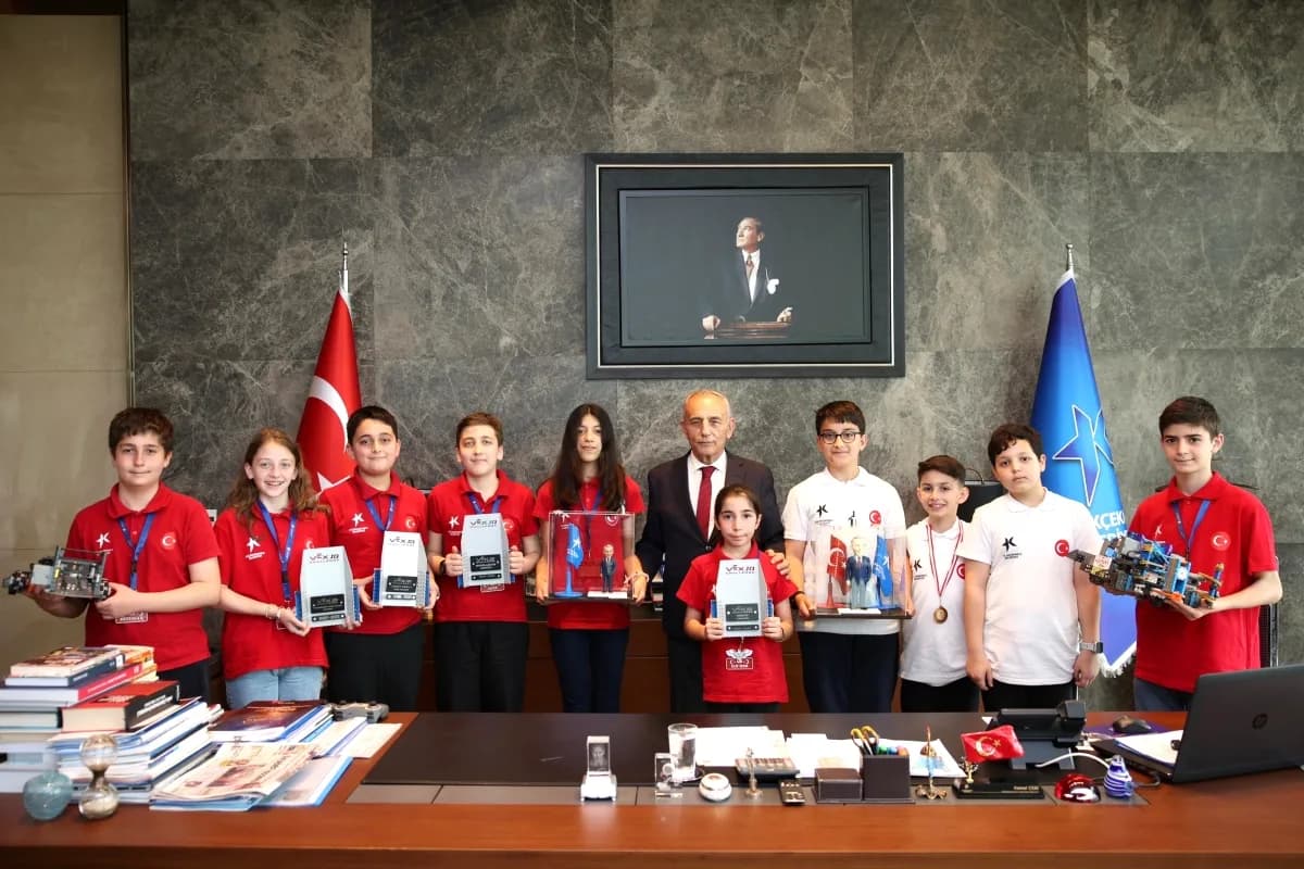 Küçükçekmece'de Robotik ve Tasarım Atölyesi Öğrencileri Başkan Çebi ile Buluştu Küçükçekmece'de Robotik ve Tasarım Atölyesi Öğrencileri Başkan Çebi ile Buluştu