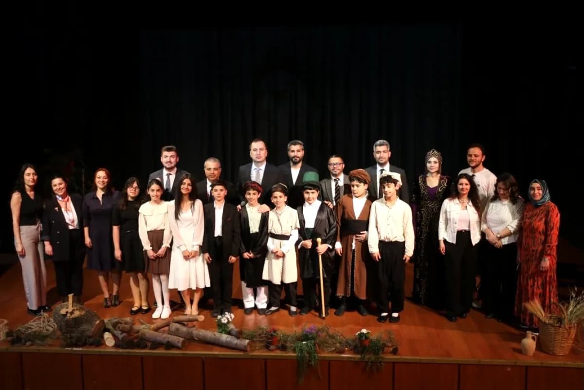 Tuzla'da Yunus Emre Anma Programı: Öğrenciler Tasavvuf Şairini Andı Tuzla'da Yunus Emre Anma Programı: Öğrenciler Tasavvuf Şairini Andı