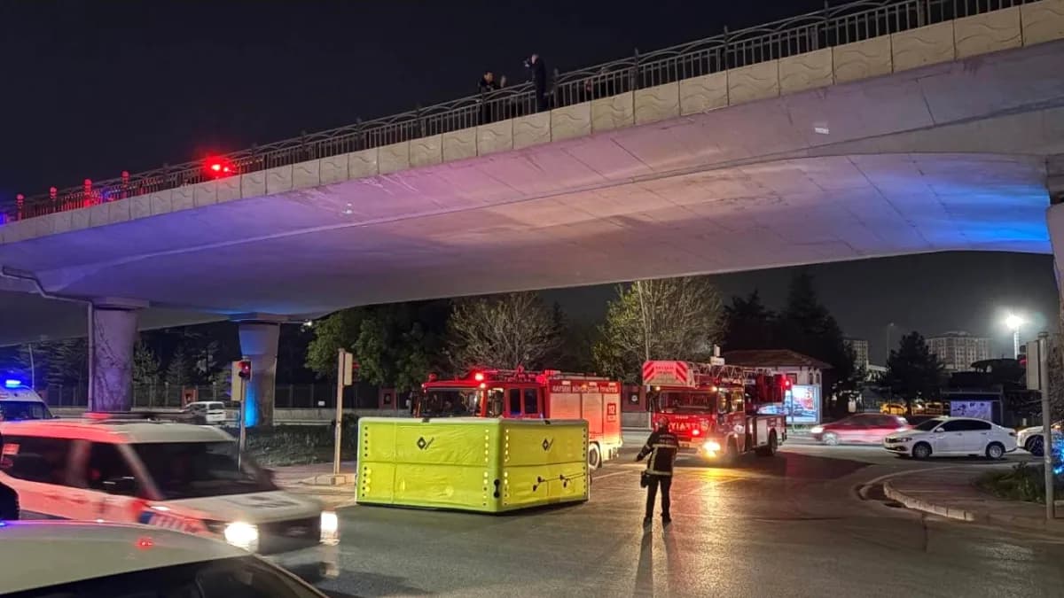 Kayseri'de Köprüde İntihar Girişimi: Polis Ekipleri Kritik Müdahaleyle Hayat Kurtardı Kayseri'de Köprüde İntihar Girişimi: Polis Ekipleri Kritik Müdahaleyle Hayat Kurtardı