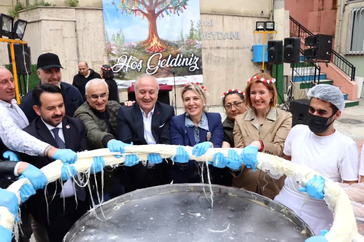 İzmit'te Hıdırellez Coşkusu: Kertil Tekke Meydanı Baharı Müzik ve Dileklerle Karşıladı İzmit'te Hıdırellez Coşkusu: Kertil Tekke Meydanı Baharı Müzik ve Dileklerle Karşıladı