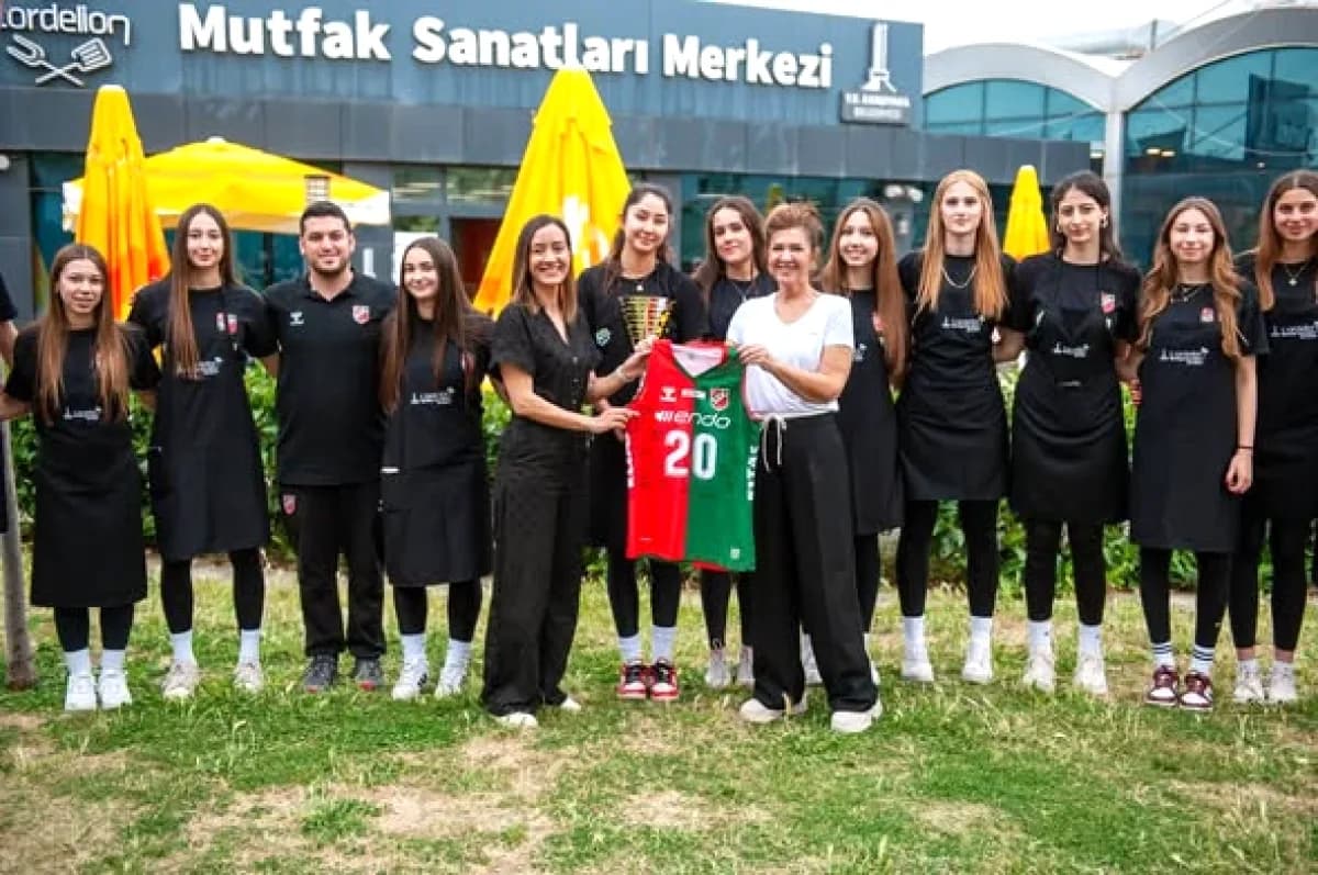 Karşıyaka'nın Genç Voleybol Şampiyonları Cordelion'da Ağırlandı Karşıyaka'nın Genç Voleybol Şampiyonları Cordelion'da Ağırlandı