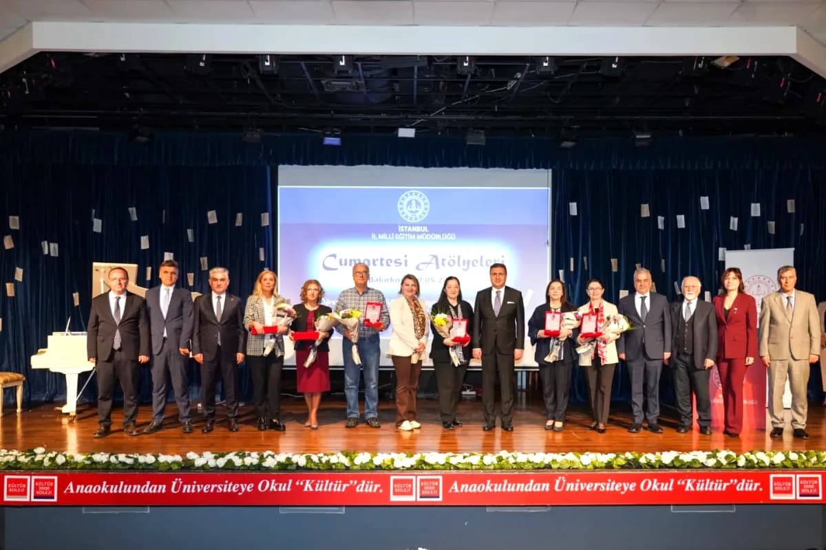 İstanbul'da Öğretmenler Yeni Eğitim Modeli İçin Atölyede Buluştu İstanbul'da Öğretmenler Yeni Eğitim Modeli İçin Atölyede Buluştu