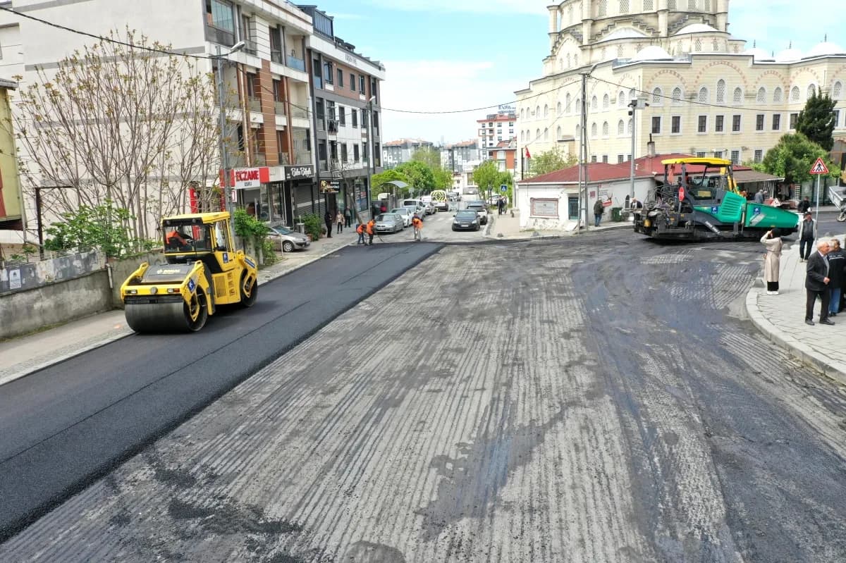 Küçükçekmece'de Yol Konforu Artıyor: İstasyon Mahallesi'nde Asfalt Çalışması Küçükçekmece'de Yol Konforu Artıyor: İstasyon Mahallesi'nde Asfalt Çalışması