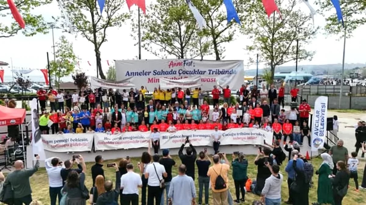 Avcılar'da Anneler Günü Coşkusu: Anne Fest'te Sahaya İnişen Anneler Futbol Maçı Yaptı Avcılar'da Anneler Günü Coşkusu: Anne Fest'te Sahaya İnişen Anneler Futbol Maçı Yaptı
