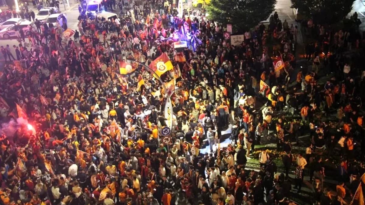 Yalova'da Galatasaray Coşkusu: Şampiyonluk Konvoyları İle Sokaklar Renklendi Yalova'da Galatasaray Coşkusu: Şampiyonluk Konvoyları İle Sokaklar Renklendi
