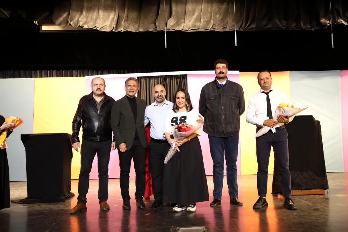Gemlik'te İşaret Dilli Tiyatro ile Engelliler Haftası'na Anlamlı Destek Gemlik'te İşaret Dilli Tiyatro ile Engelliler Haftası'na Anlamlı Destek