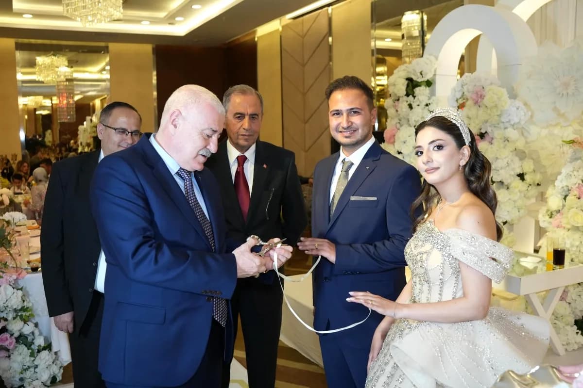 Gaziantep Milletvekili Atay, Dava Arkadaşının Kızının Nişan Törenine Katıldı Gaziantep Milletvekili Atay, Dava Arkadaşının Kızının Nişan Törenine Katıldı