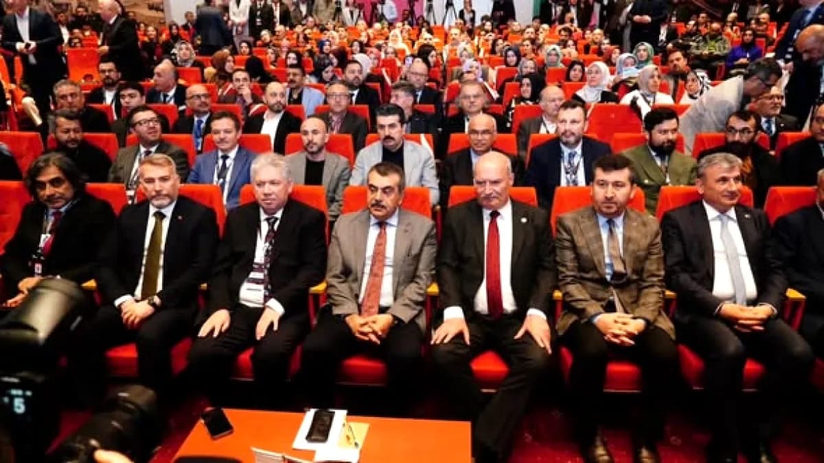 Ankara'da Eğitim Zirvesi: Maarif'ten Medeniyete Yol Haritası Çizildi Ankara'da Eğitim Zirvesi: Maarif'ten Medeniyete Yol Haritası Çizildi