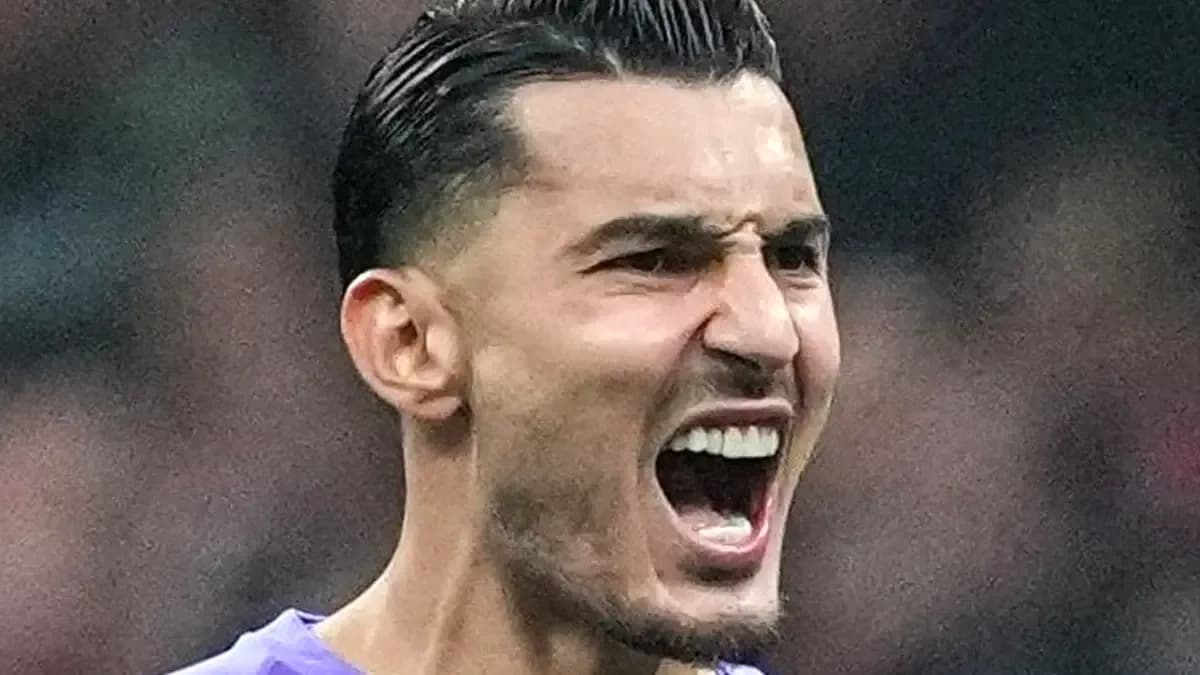 Uğurcan Çakır'dan Trabzonspor'a Eldivenli Yanıt: Kupa Yanında Poz Uğurcan Çakır'dan Trabzonspor'a Eldivenli Yanıt: Kupa Yanında Poz