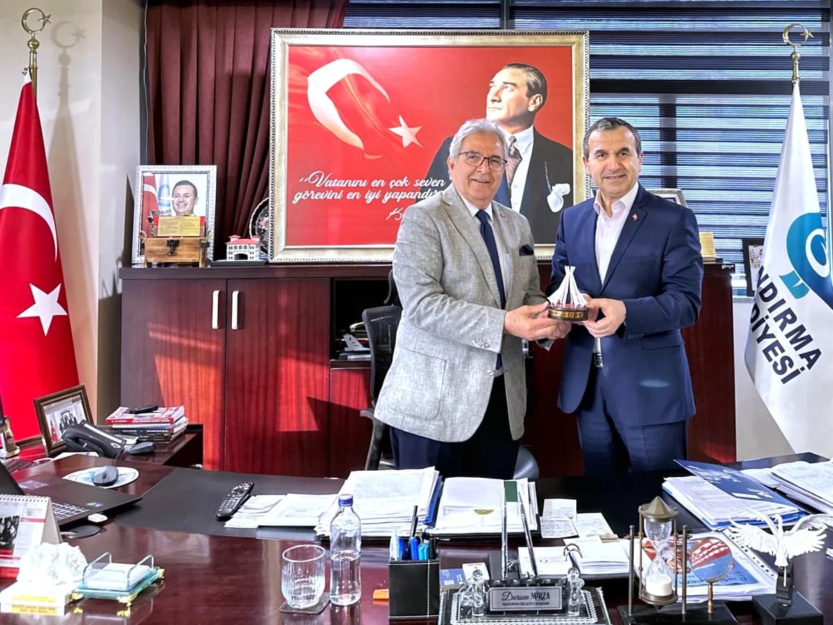 Bandırma Belediyesi'nde Emekli Tuğgeneral Naim Babüroğlu Ziyareti Bandırma Belediyesi'nde Emekli Tuğgeneral Naim Babüroğlu Ziyareti