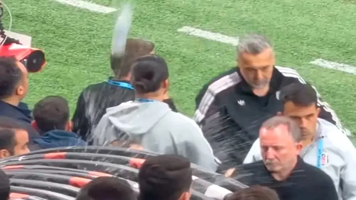 Beşiktaş'ta Sergen Yalçın'a Su Şişesi Atan Taraftara 1 Yıl Men Cezası Beşiktaş'ta Sergen Yalçın'a Su Şişesi Atan Taraftara 1 Yıl Men Cezası