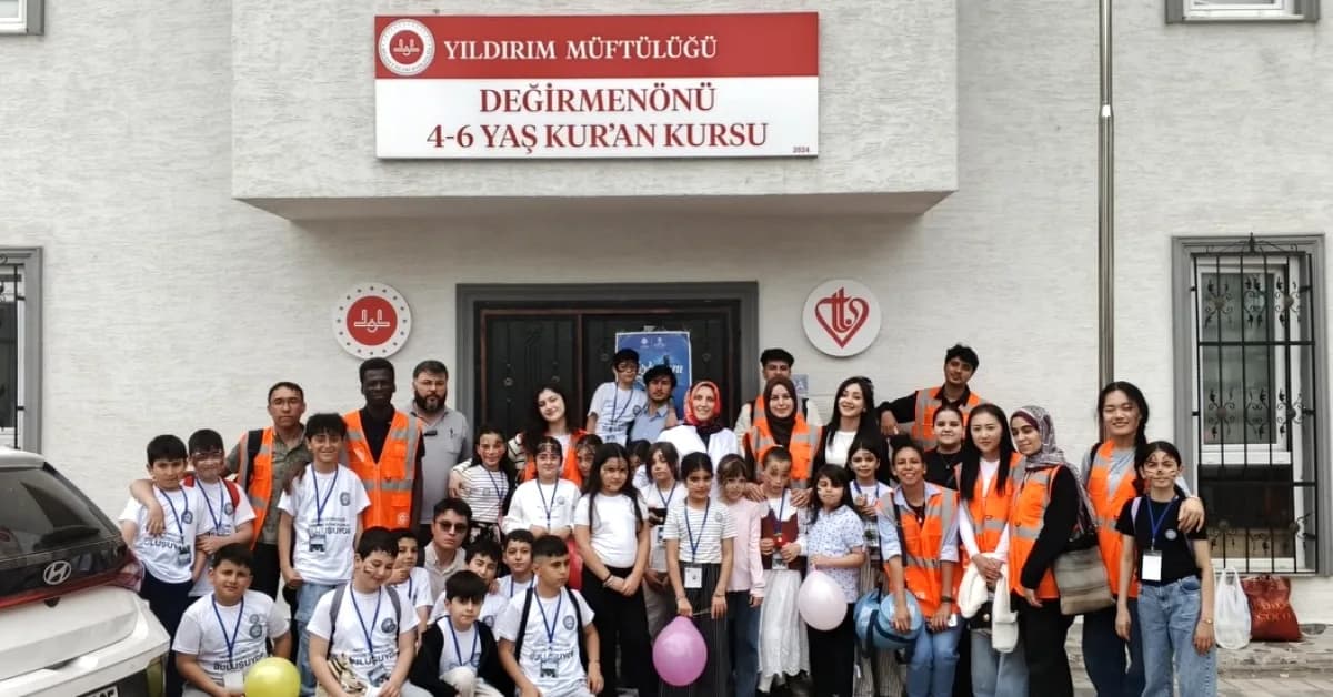 Bursa'da Farklı Kültürler Buluştu: Uluslararası Öğrenciler ve Kur'an Kursu Öğrencileri Bursa'da Farklı Kültürler Buluştu: Uluslararası Öğrenciler ve Kur'an Kursu Öğrencileri