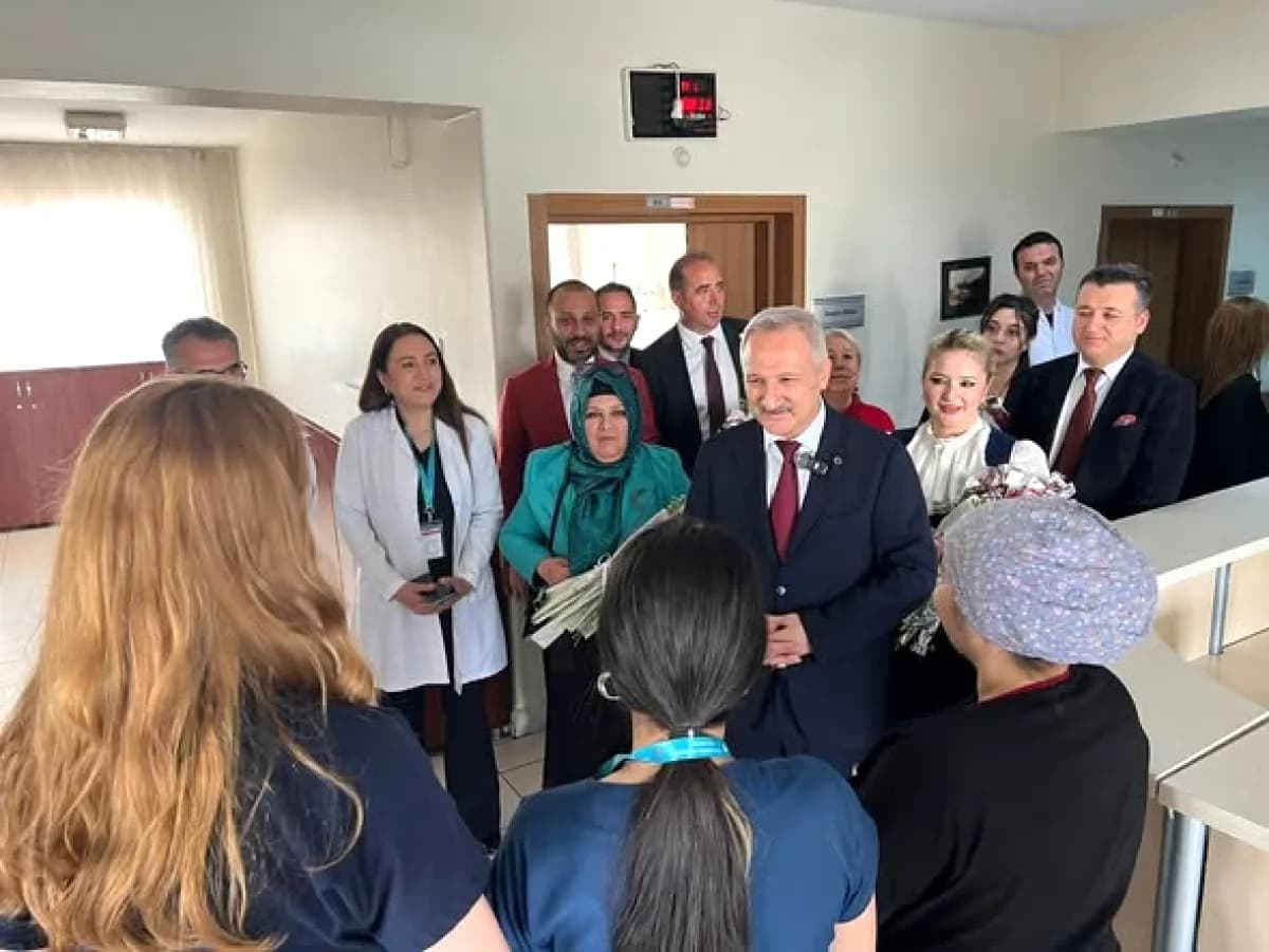 MHP Ankara'dan Onkoloji Hastanesi'ne Hemşireler Günü Ziyareti MHP Ankara'dan Onkoloji Hastanesi'ne Hemşireler Günü Ziyareti