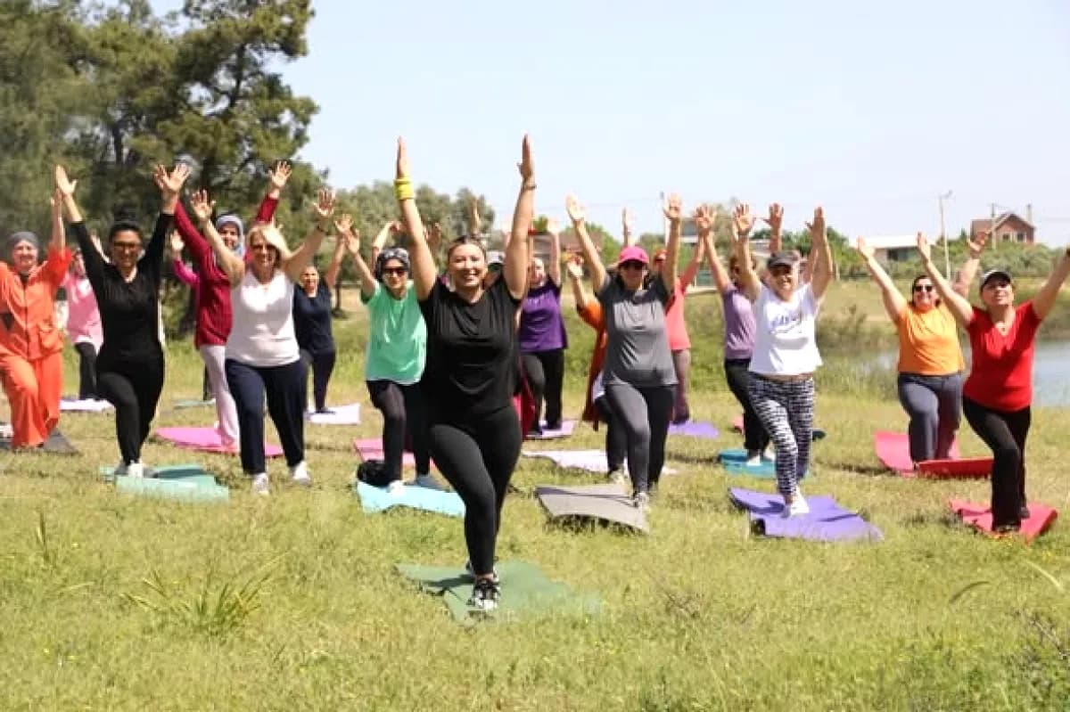 Menderes'te Kadınlar Ataköy Göleti'nde Pilates ve Piknik Şöleni Menderes'te Kadınlar Ataköy Göleti'nde Pilates ve Piknik Şöleni