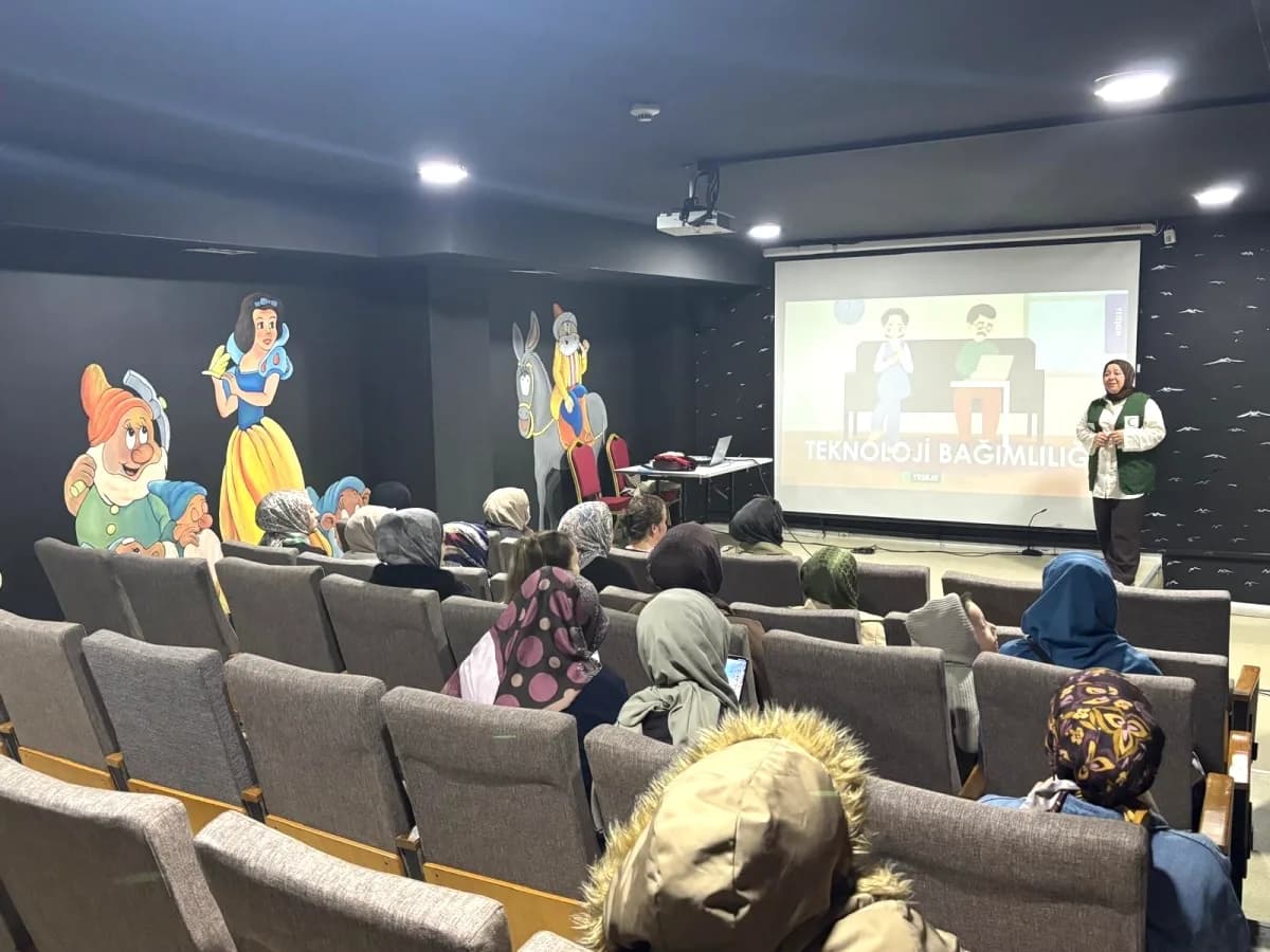 Esenler'de Yetişkinler Teknoloji Bağımlılığıyla Mücadele İçin Eğitim Aldı Esenler'de Yetişkinler Teknoloji Bağımlılığıyla Mücadele İçin Eğitim Aldı