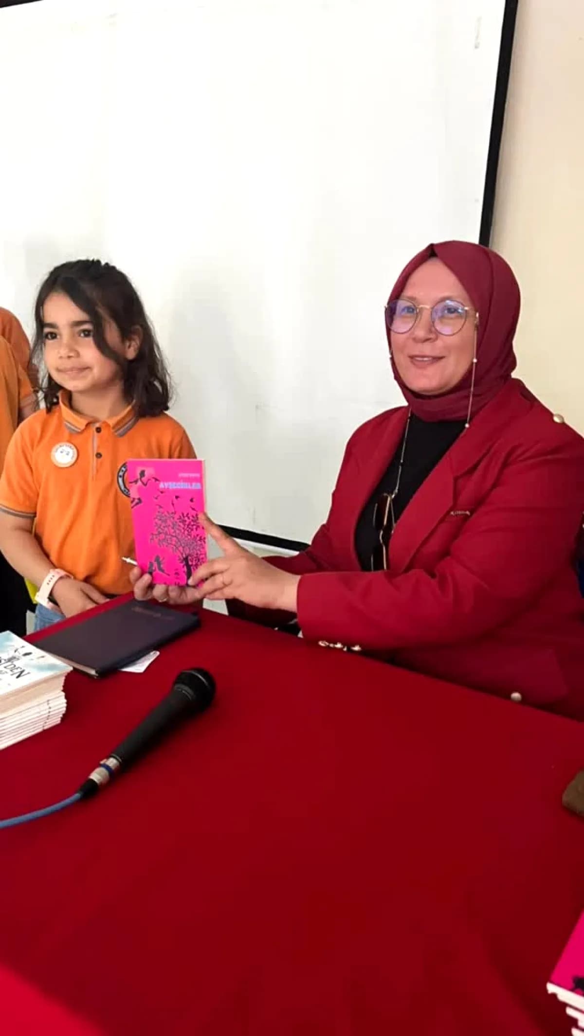 Kocaeli'de Kitap Kurdu Öğrenciler Yazar Ayşe Kaya ile Buluştu Kocaeli'de Kitap Kurdu Öğrenciler Yazar Ayşe Kaya ile Buluştu