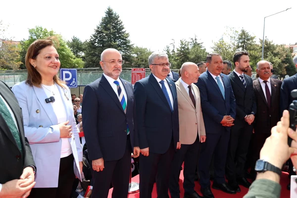 AK Parti'ye Katılan Afyonkarahisar ve Dinar Belediye Başkanlarına Coşkulu Karşılama AK Parti'ye Katılan Afyonkarahisar ve Dinar Belediye Başkanlarına Coşkulu Karşılama