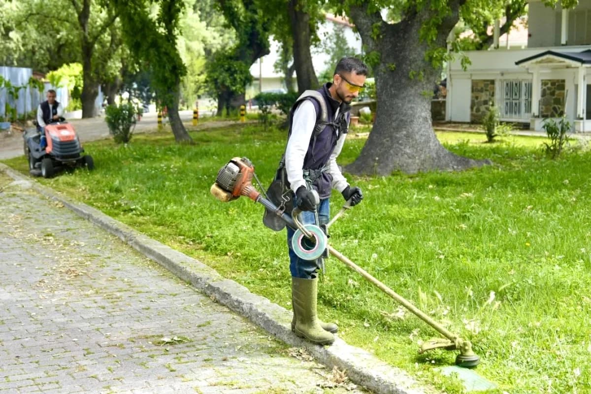 Burhaniye'de Yaz Sezonu Öncesi Park ve Yeşil Alan Seferberliği Burhaniye'de Yaz Sezonu Öncesi Park ve Yeşil Alan Seferberliği