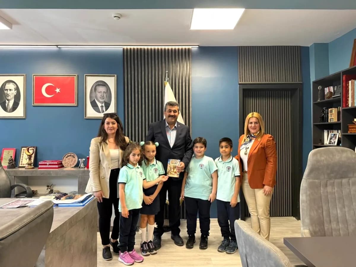 Kağıthane'de Minik Yazarların Başarısı: İlkokul Öğrencileri Kitaplarını Müdüre Sundu Kağıthane'de Minik Yazarların Başarısı: İlkokul Öğrencileri Kitaplarını Müdüre Sundu