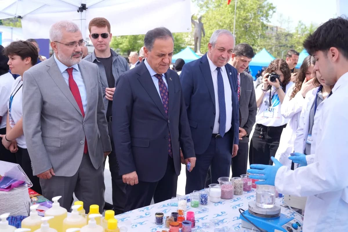 Yalova METEF Fuarı'nda Meslek Liselilerin Projeleri Görücüye Çıktı Yalova METEF Fuarı'nda Meslek Liselilerin Projeleri Görücüye Çıktı