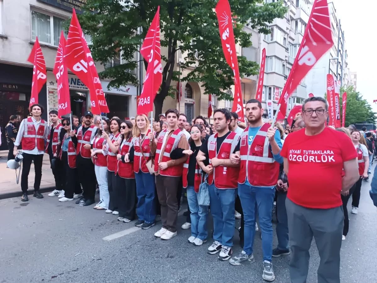CHP'den Şişli'de Kayyum Protestosu: "Halk İradesini Kabul Etmiyoruz" CHP'den Şişli'de Kayyum Protestosu: "Halk İradesini Kabul Etmiyoruz"