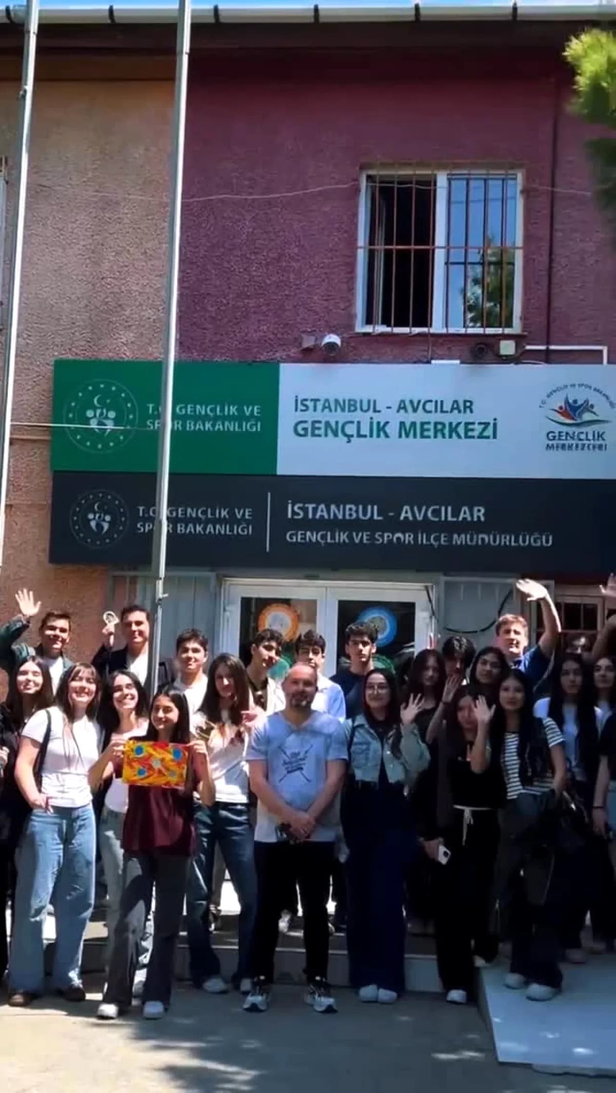 Avcılar'da Gençler Geleneksel Sanatlarla Buluştu: Ebru ve Alçı Boyama Etkinliği Avcılar'da Gençler Geleneksel Sanatlarla Buluştu: Ebru ve Alçı Boyama Etkinliği