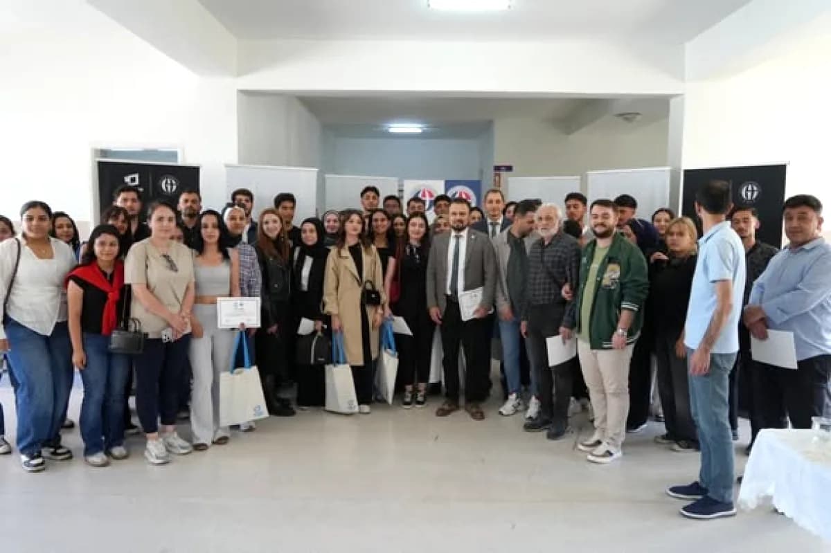Gaziantep'te 15 Temmuz Manşetleri Gazetecilik Atölyesi Düzenlendi Gaziantep'te 15 Temmuz Manşetleri Gazetecilik Atölyesi Düzenlendi
