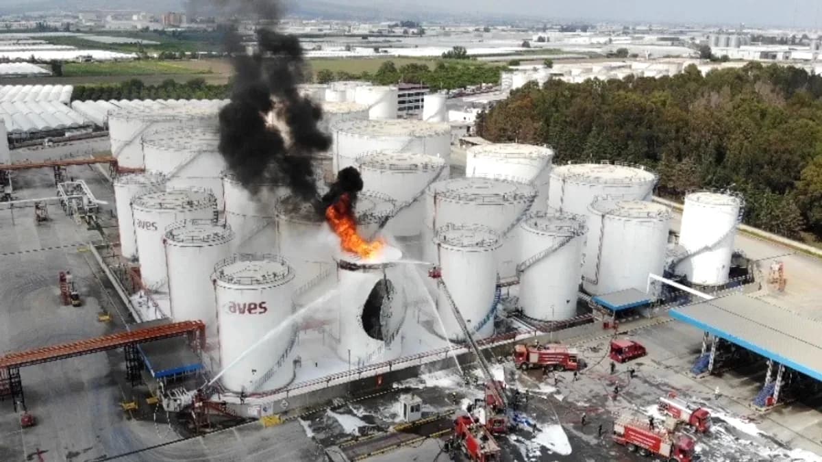 Mersin'deki Yakıt Tankı Yangını: 39 Araçla Mücadele ve Bir Can Kaybı Mersin'deki Yakıt Tankı Yangını: 39 Araçla Mücadele ve Bir Can Kaybı