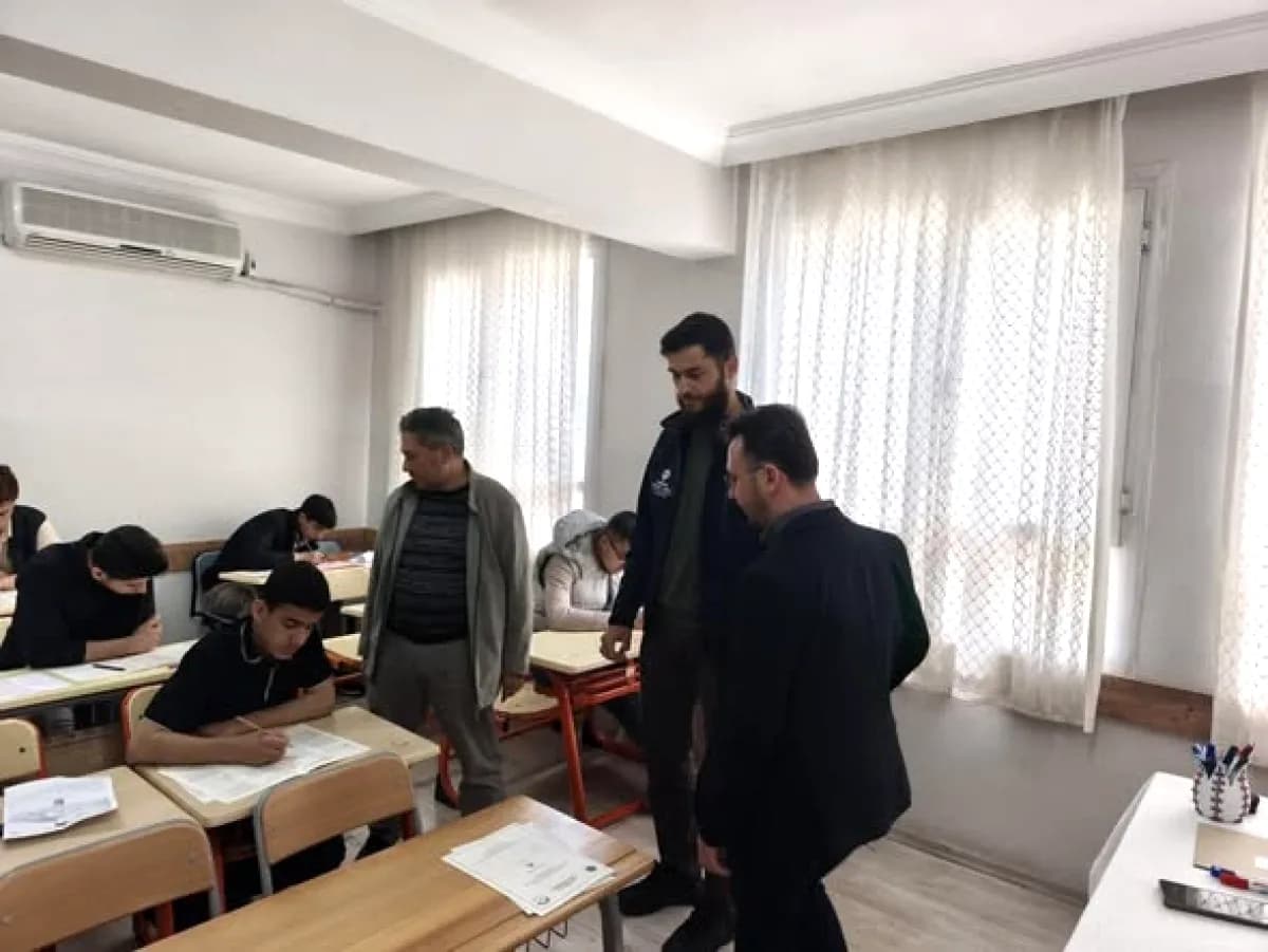 Seyhan'da Umre Ödüllü Gençlik Bilgi Yarışması Yoğun Katılımla Yapıldı Seyhan'da Umre Ödüllü Gençlik Bilgi Yarışması Yoğun Katılımla Yapıldı