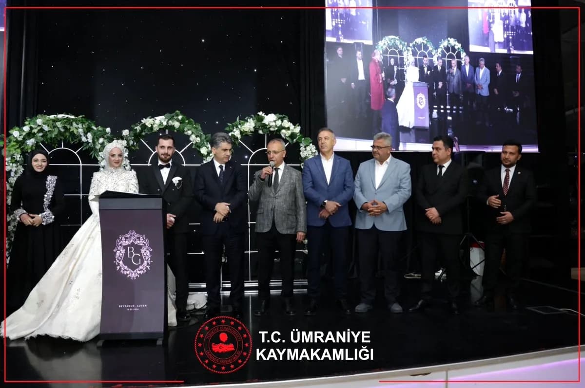 Ümraniye'de Nikah Törenine Vali ve Kaymakamdan Anlamlı Ziyaret Ümraniye'de Nikah Törenine Vali ve Kaymakamdan Anlamlı Ziyaret