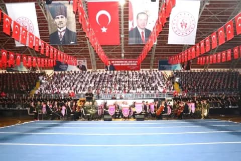 Balıkesir'de 19 Mayıs Coşkusu: Rektör Oğurlu Gençlerle Bir Araya Geldi Balıkesir'de 19 Mayıs Coşkusu: Rektör Oğurlu Gençlerle Bir Araya Geldi