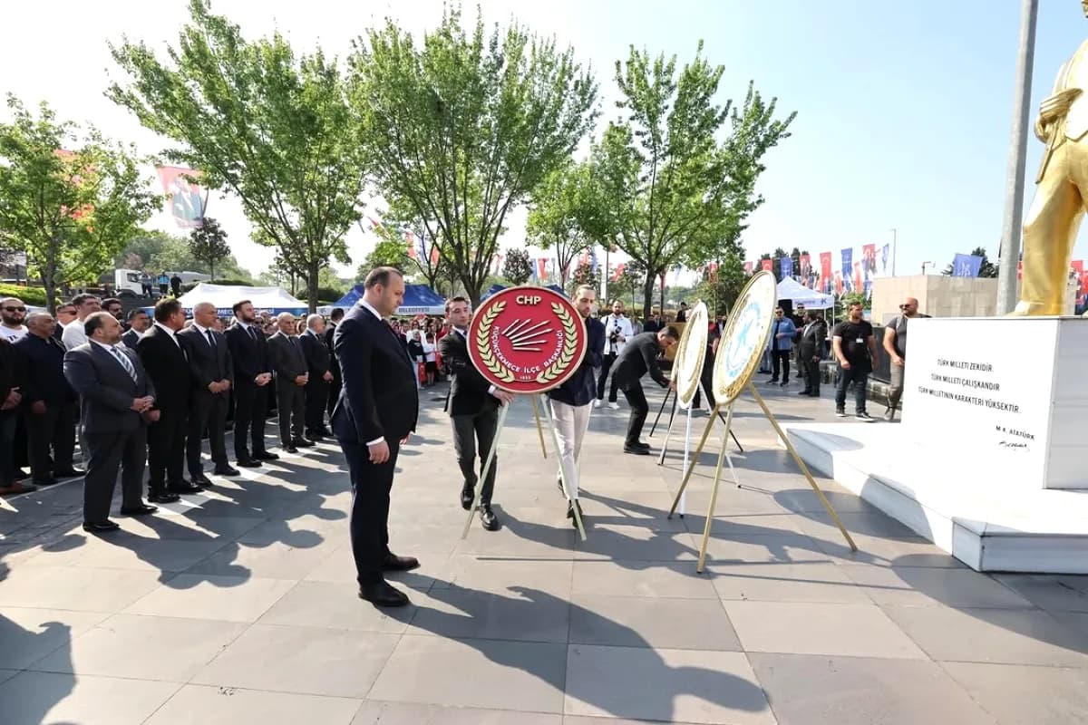 CHP Küçükçekmece Gençlik Kolları 19 Mayıs Törenlerinde Yer Aldı CHP Küçükçekmece Gençlik Kolları 19 Mayıs Törenlerinde Yer Aldı
