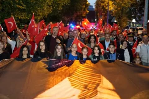 Gölcük'te 19 Mayıs Coşkusu: Fener Alayı Yürüyüşü Düzenlendi Gölcük'te 19 Mayıs Coşkusu: Fener Alayı Yürüyüşü Düzenlendi