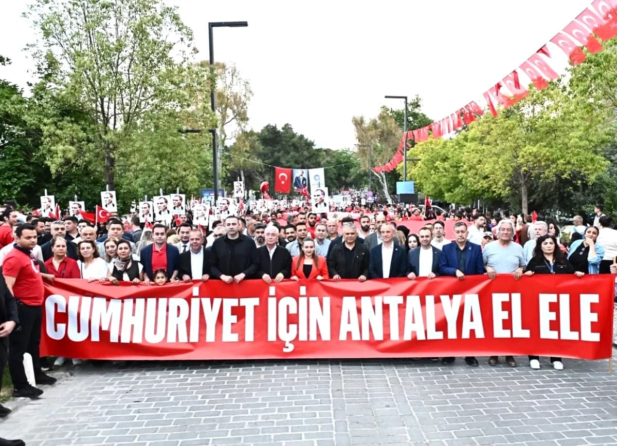 CHP Muratpaşa İlçe Başkanlığı'ndan 19 Mayıs Fener Alayı'na Katılım CHP Muratpaşa İlçe Başkanlığı'ndan 19 Mayıs Fener Alayı'na Katılım