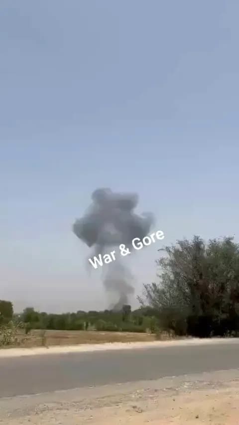 Pakistan Hava Kuvvetleri Eğitim Uçağı Düştü: 2 Pilot Tahliye Oldu Pakistan Hava Kuvvetleri Eğitim Uçağı Düştü: 2 Pilot Tahliye Oldu