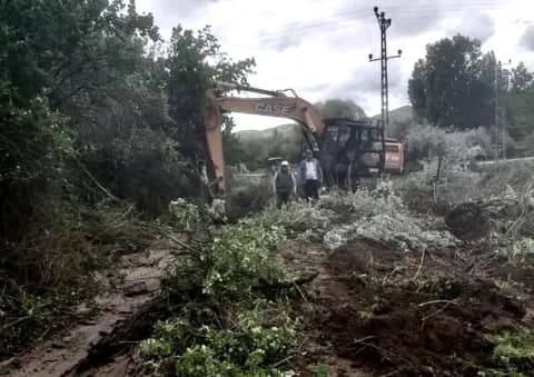 Kalecik Satılar'da Can Suyu Hamlesi: Sulama Kanalları Temizleniyor Kalecik Satılar'da Can Suyu Hamlesi: Sulama Kanalları Temizleniyor